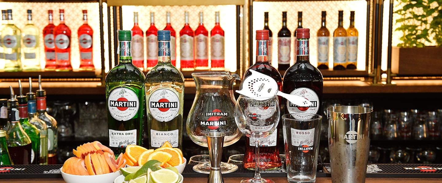 Il bancone pronto per una Martini Cocktail Experience, la mixology nel salotto sul tetto di Milano
