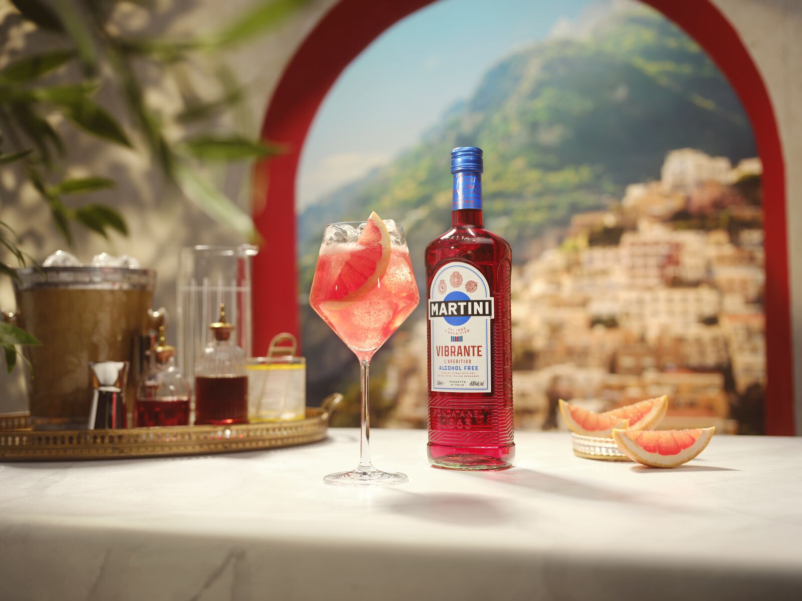 FY25_FR_Martini_Website_Vibrante_Spritz_ServeBottle