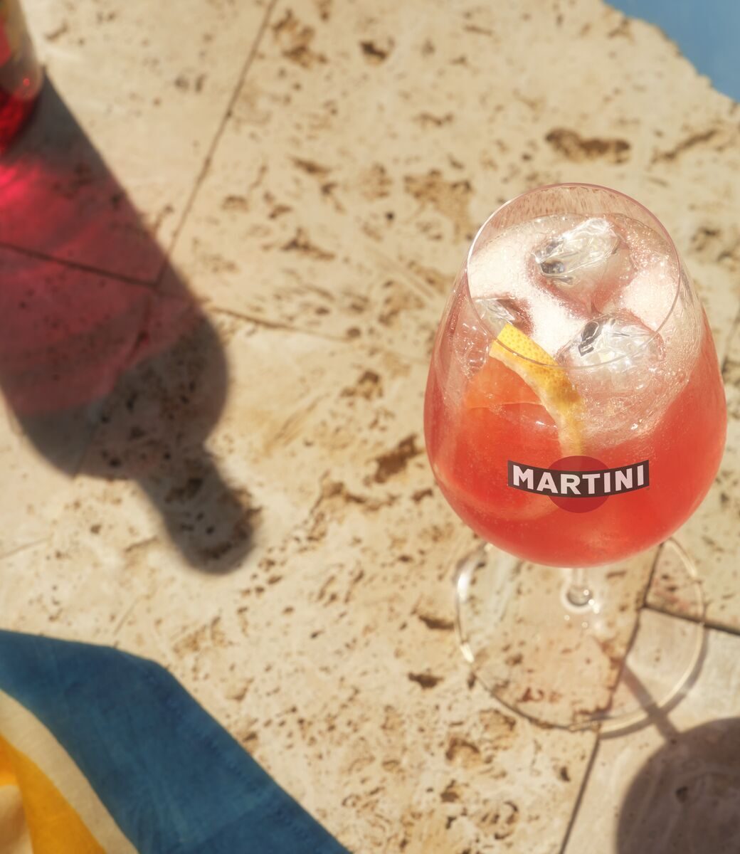 FY25_FR_Martini_Website_Lifestyle_Vibrante_Spritz_Logo