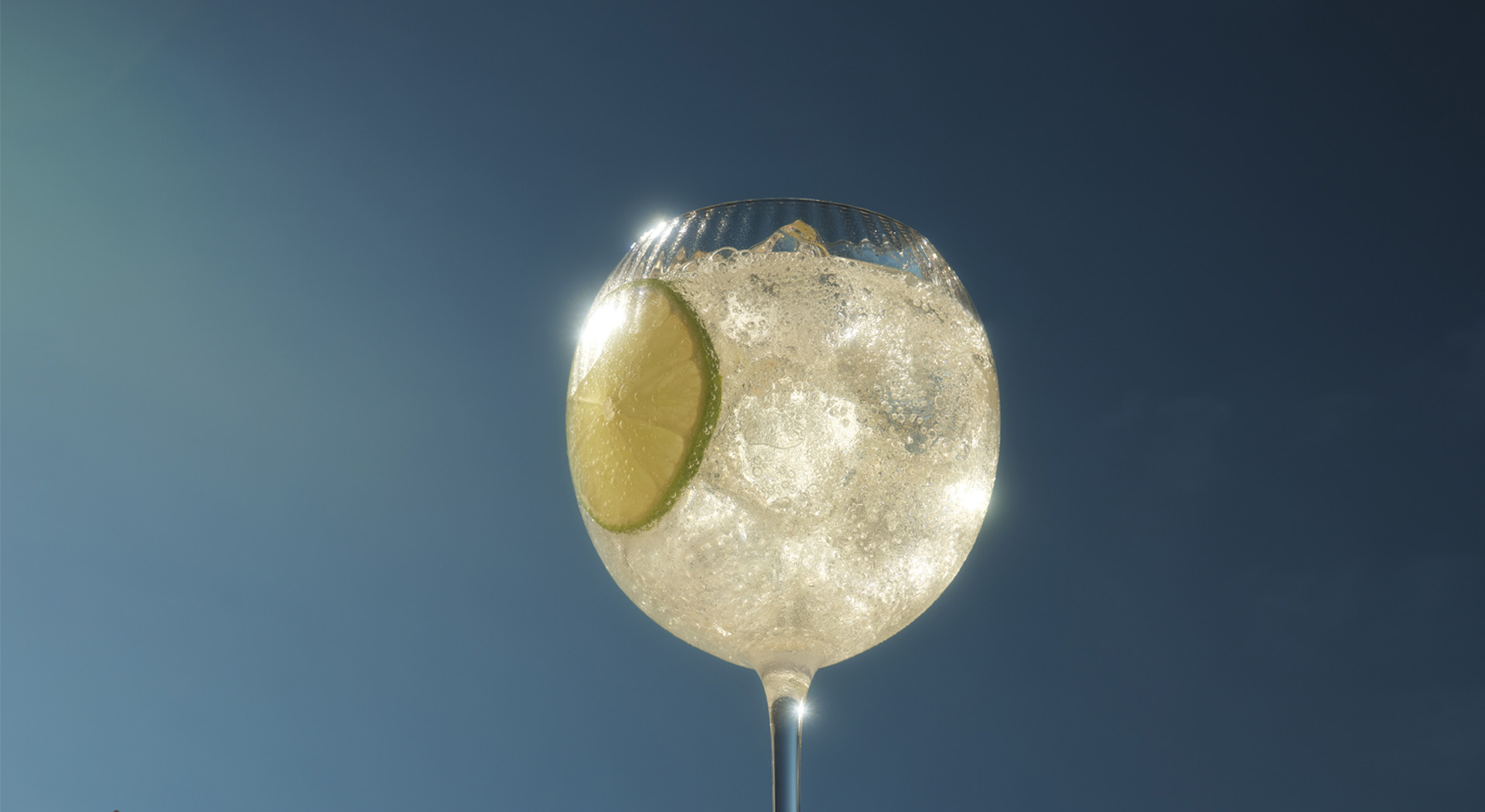 FY26_Martini_Website_CocktailHeaderBanner_Bianco_Tonic_DESKTOP